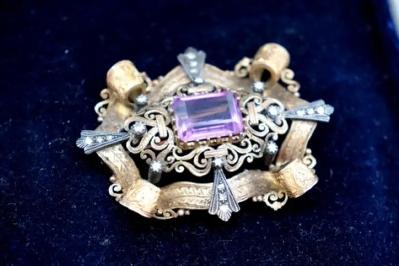 Pamono Gold Brooch with Diamond Reliefs and Chips