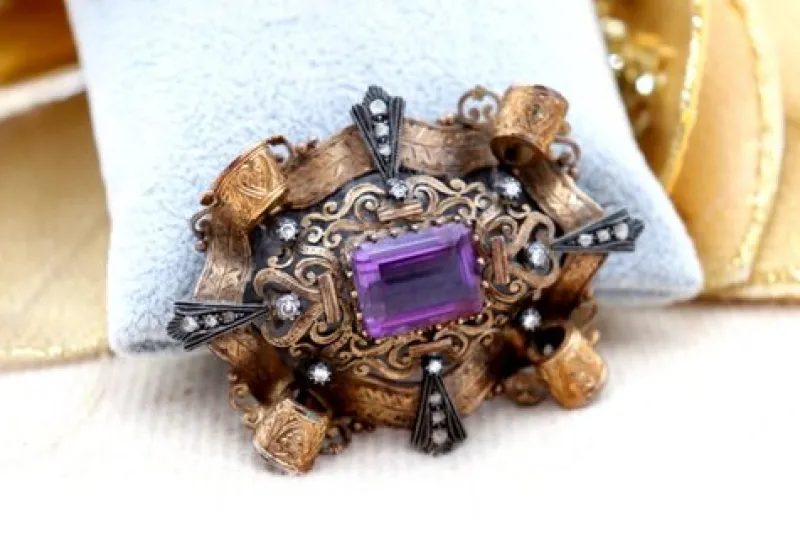 Pamono Gold Brooch with Diamond Reliefs and Chips