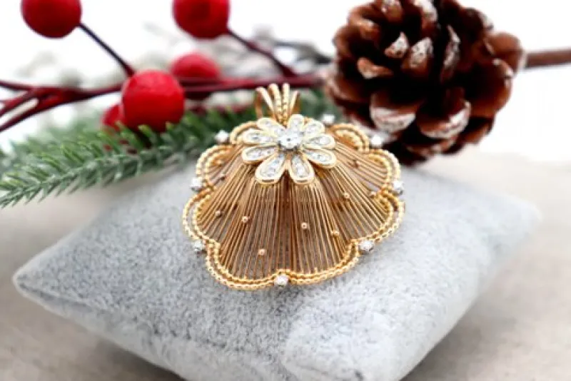 Outlet Pamono Gold Brooch with Diamond Chips