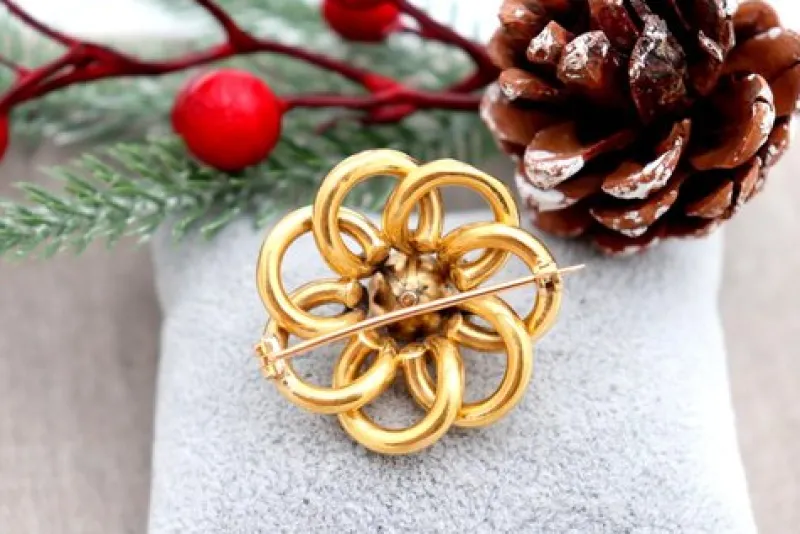 Pamono Gold Brooch with Intertwined Bows and Diamond