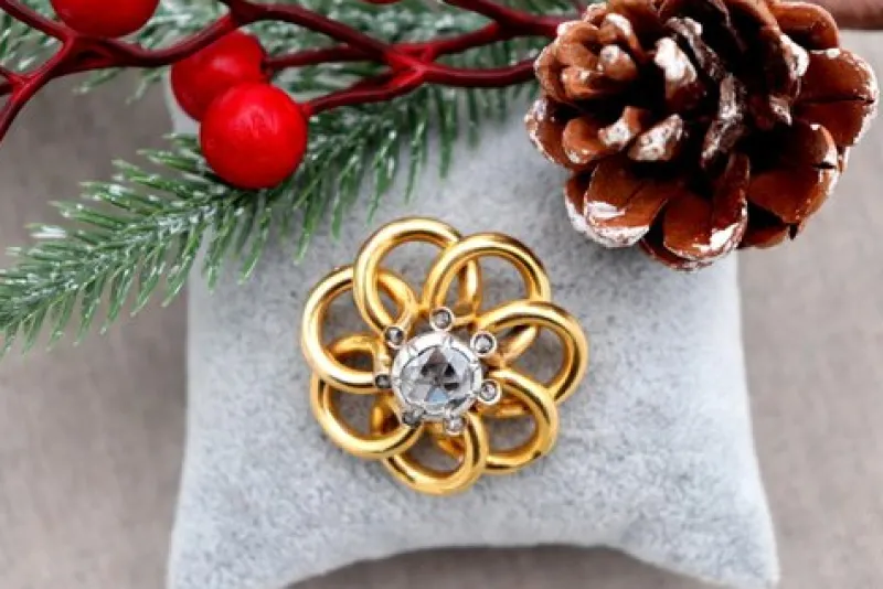 Pamono Gold Brooch with Intertwined Bows and Diamond