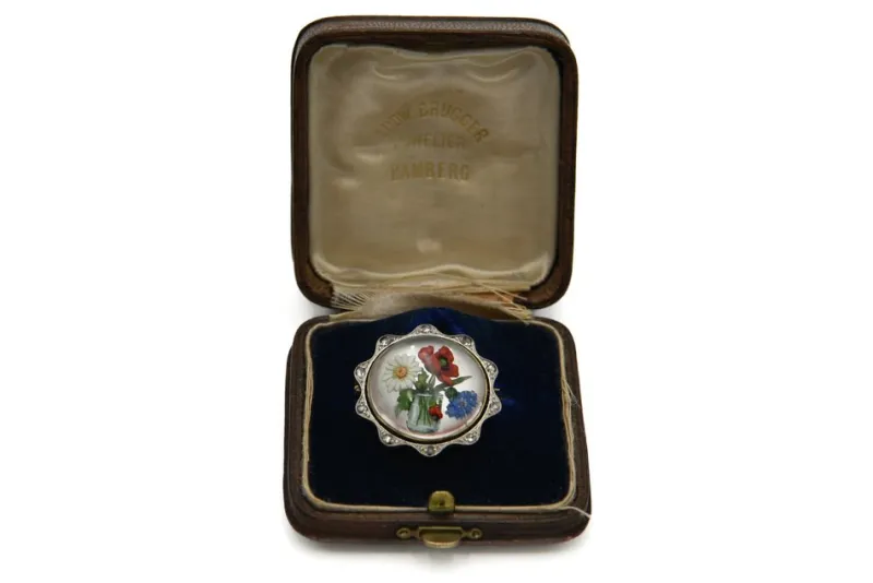 Hot Pamono Gold Brooch with Quartz and Wildflower Motif, Austria-Hungary, 1922