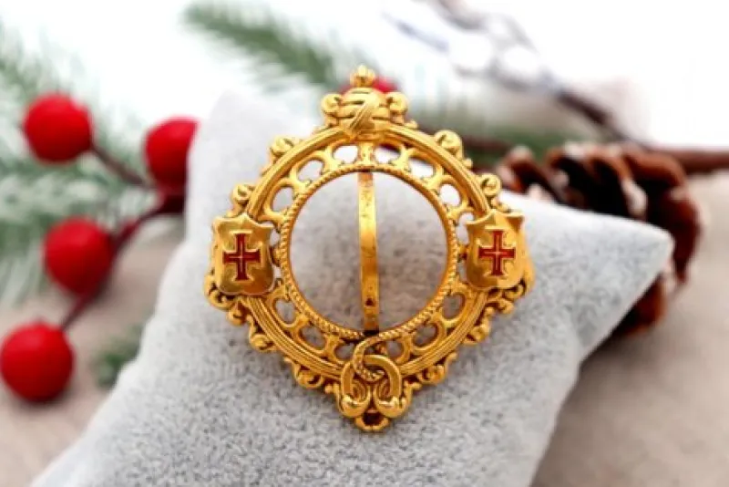 Hot Pamono Gold Brooch with Swivel Center