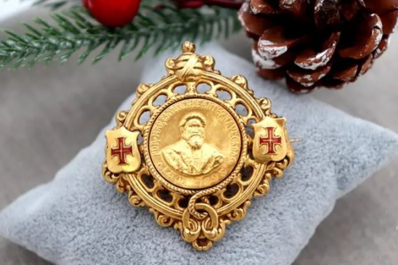Hot Pamono Gold Brooch with Swivel Center