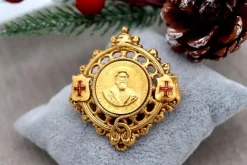Hot Pamono Gold Brooch with Swivel Center
