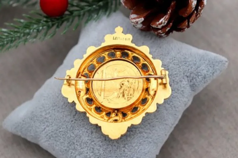 Hot Pamono Gold Brooch with Swivel Center