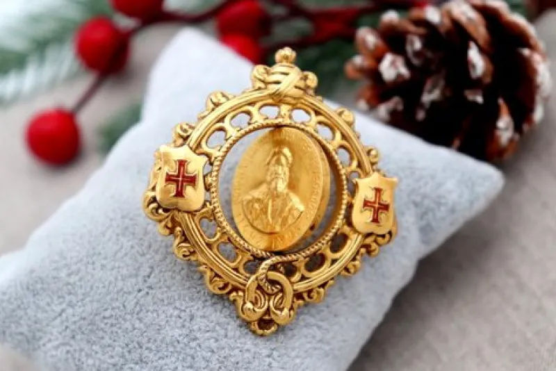 Hot Pamono Gold Brooch with Swivel Center
