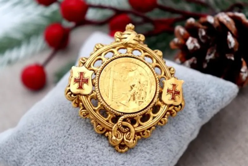 Hot Pamono Gold Brooch with Swivel Center