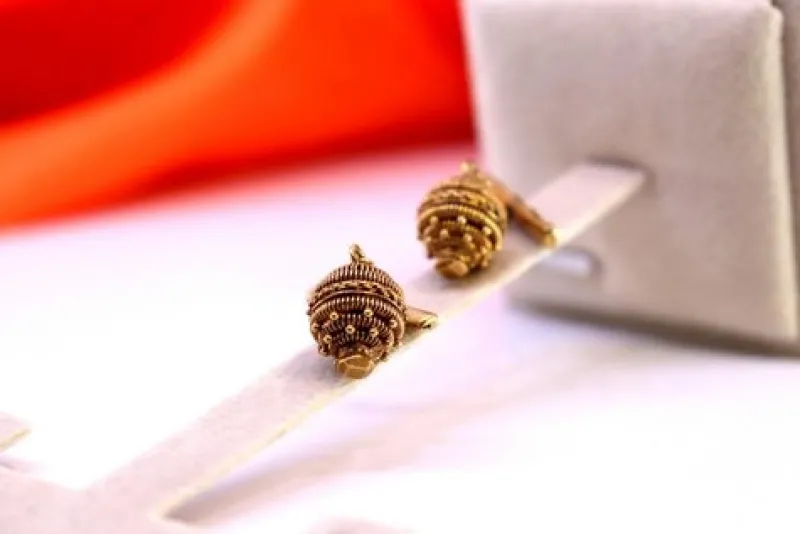 Pamono Gold Cufflinks in Filigree Pine Cone Shape and Plaited Crossbars, Set of 2> Cufflinks