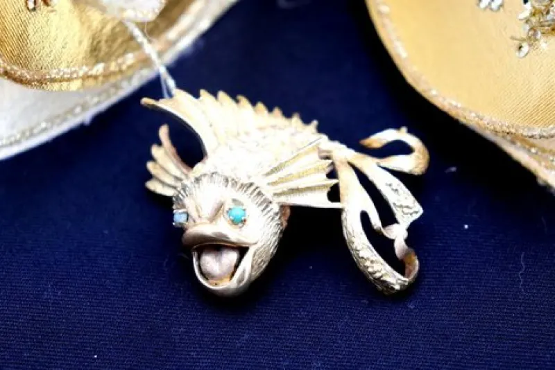 Hot Pamono Gold Fish-Shaped Brooch