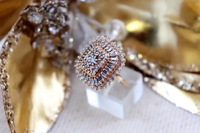 Hot Pamono Gold Ring with 53 Brilliant-Cut Diamonds