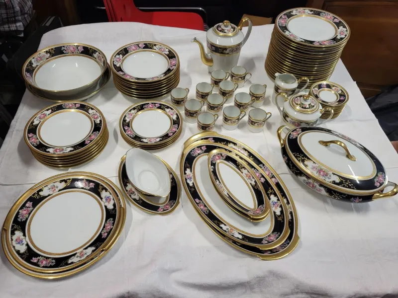 Pamono Gold-Plated Service from L' Ancienne Manufacture Royale de Limoges, France, 1980s, Set of 75> Dinner Plates & Bowls