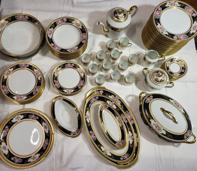 Pamono Gold-Plated Service from L' Ancienne Manufacture Royale de Limoges, France, 1980s, Set of 75> Dinner Plates & Bowls