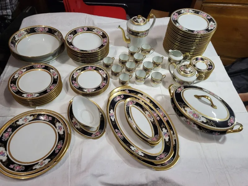 Pamono Gold-Plated Service from L' Ancienne Manufacture Royale de Limoges, France, 1980s, Set of 75> Dinner Plates & Bowls