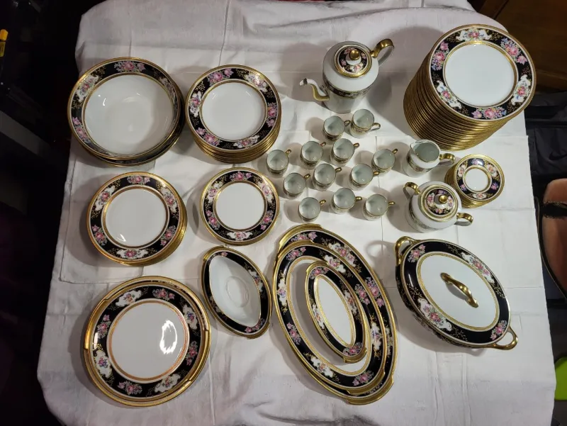 Pamono Gold-Plated Service from L' Ancienne Manufacture Royale de Limoges, France, 1980s, Set of 75> Dinner Plates & Bowls