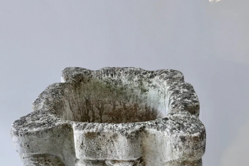 Pamono Gothic Revival Stone Planters, UK, 1940s, Set of 2> Planters And Jardiniere
