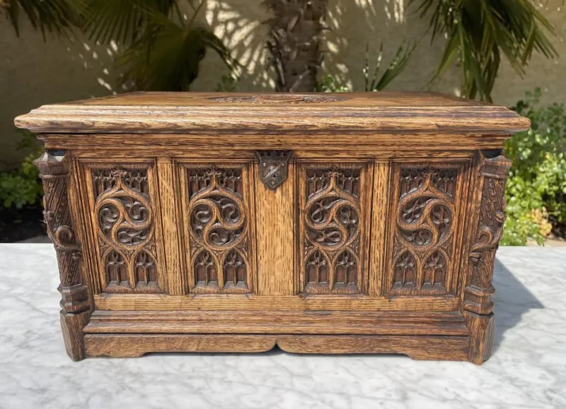 Pamono Gothic Style Box in Oak> Trunks Crates & Baskets