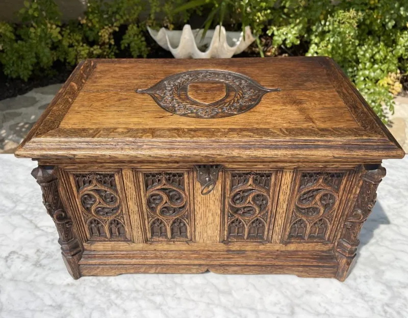 Pamono Gothic Style Box in Oak> Trunks Crates & Baskets