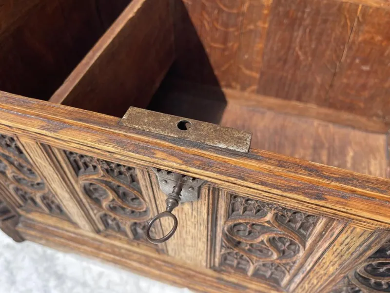 Pamono Gothic Style Box in Oak> Trunks Crates & Baskets