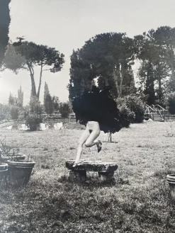 Pamono Helmut Newton, In a Garden Near Rome, 1977, Photolithograph><noscript><img width=