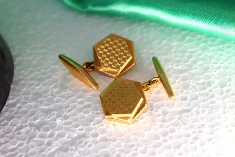 Sale Pamono Hexagon-Shaped Guilloche Gold Cufflinks, Set of 2