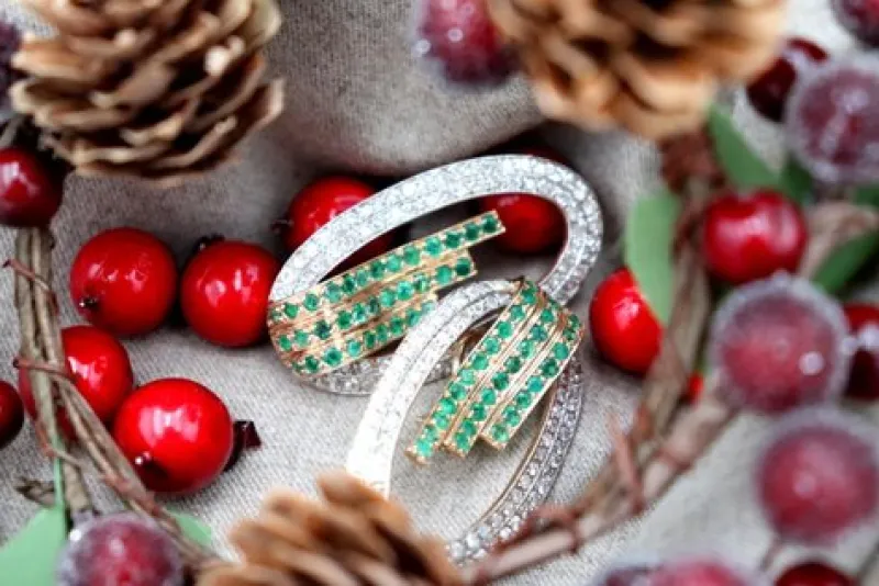 Pamono Illiptic-Shaped Gold Earrings with Brilliant-Cut Diamonds and Calibrated Emeralds, Set of 2> Earrings