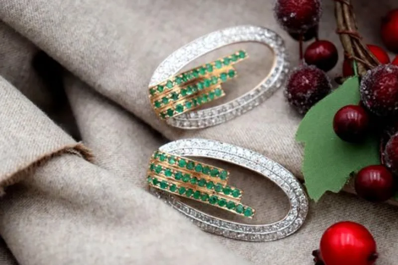 Pamono Illiptic-Shaped Gold Earrings with Brilliant-Cut Diamonds and Calibrated Emeralds, Set of 2> Earrings
