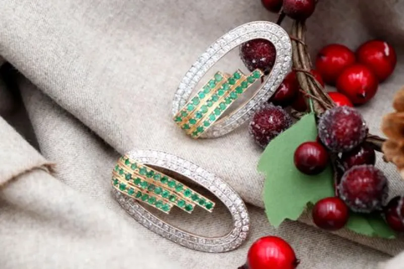 Pamono Illiptic-Shaped Gold Earrings with Brilliant-Cut Diamonds and Calibrated Emeralds, Set of 2> Earrings