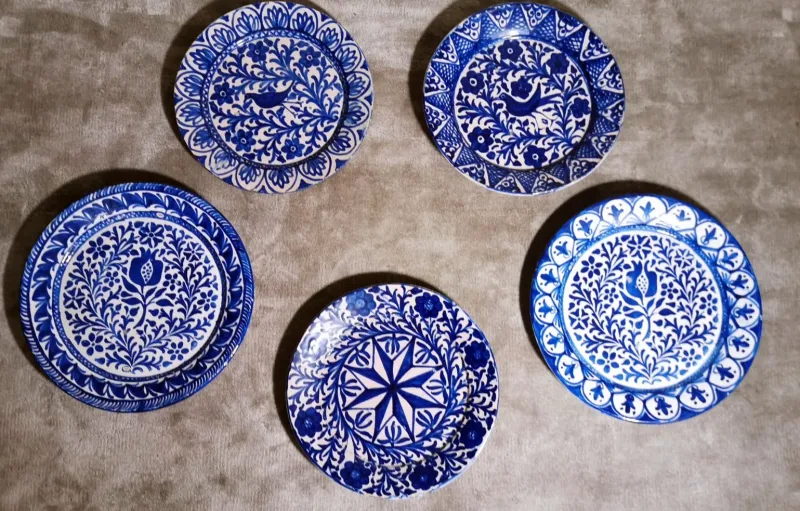 Pamono Italian Ceramic Plates with Cobalt Blue Decorations, Deruta, 1950s, Set of 5> Dinner Plates & Bowls