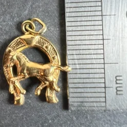 Online Pamono Italian 18k Yellow Gold Lucky Horseshoe Horse Charm Pendant, 1960s