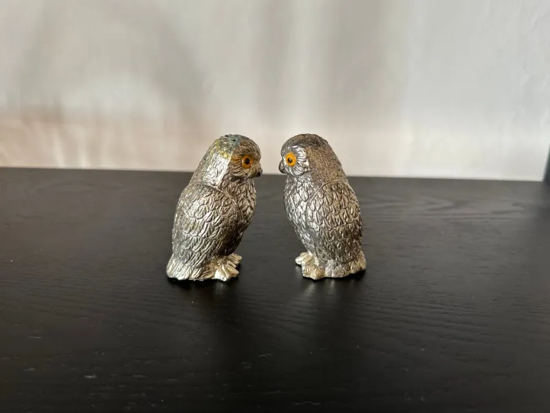 Pamono Italian Owl Shaped Salt and Pepper Shakers with Glass Eyes, 1970s, Set of 2> Salt & Pepper Shakers