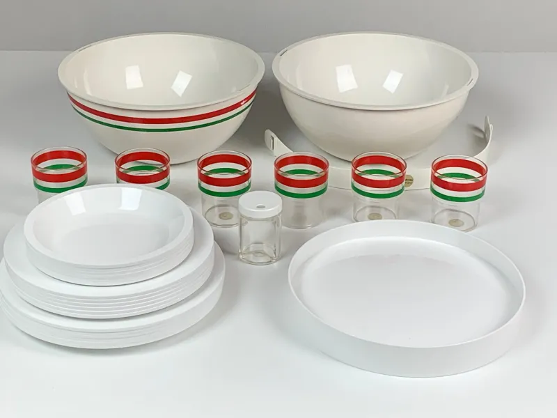 Pamono Italian Picnic Set by Carlo Viglino for Guzzini, 1960s, Set of 28> Dinner Plates & Bowls