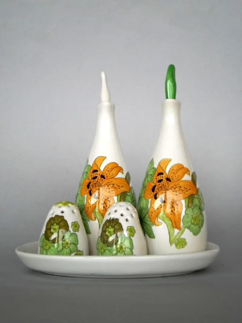 Pamono Italian Pottery Oil and Vinegar and Salt & Pepper Containers from Ernestine, 1950s, Set of 5> Salt & Pepper Shakers