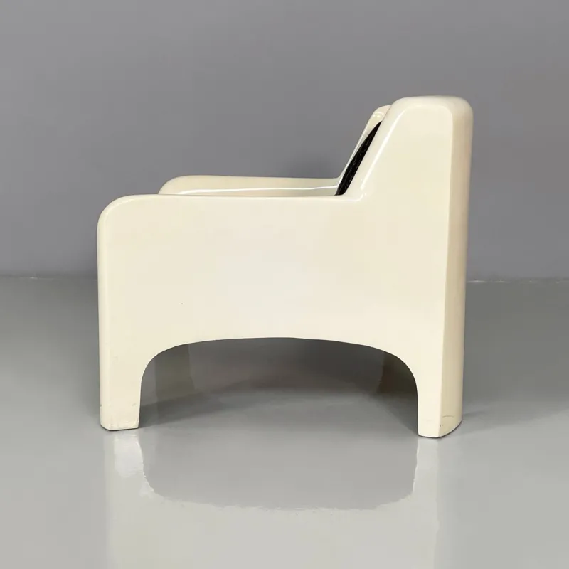 Clearance Pamono Italian Space Age Gaia Armchairs in White Fiberglass and Brown Leather by Carlo Bartoli for Arflex, 1970s, Set of 2