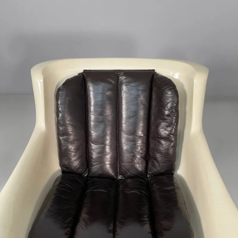Clearance Pamono Italian Space Age Gaia Armchairs in White Fiberglass and Brown Leather by Carlo Bartoli for Arflex, 1970s, Set of 2