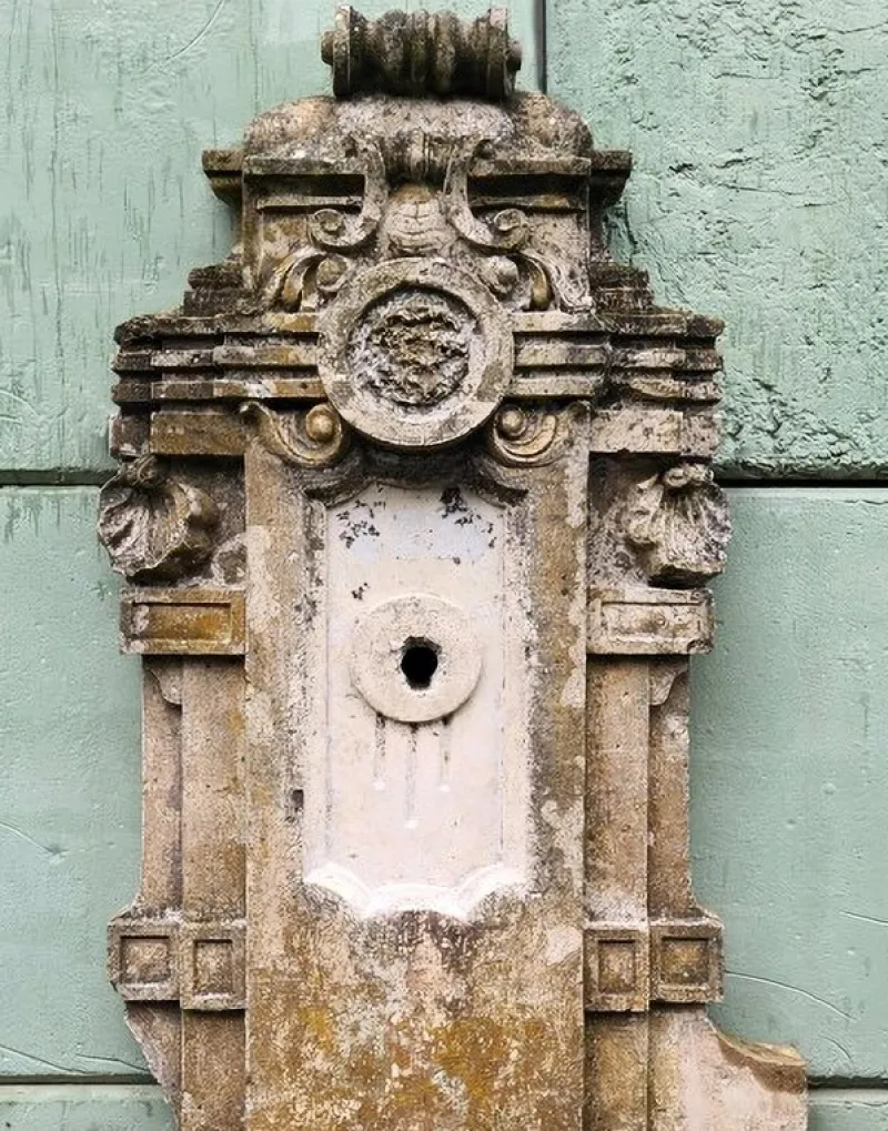 Pamono Italian Vertical Wall Fountain in Limestone, 1900s> Garden Accessories