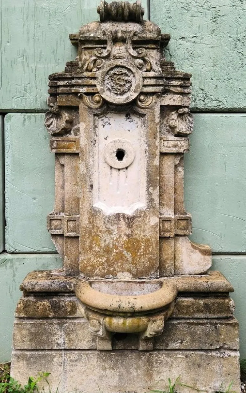 Pamono Italian Vertical Wall Fountain in Limestone, 1900s> Garden Accessories
