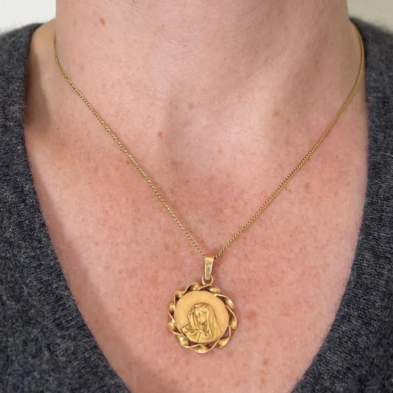 Outlet Pamono Italian Virgin Mary Twisted Frame Medal Pendant in 18 Karat Yellow Gold, 1970s
