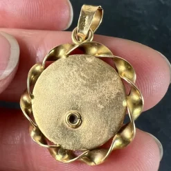 Outlet Pamono Italian Virgin Mary Twisted Frame Medal Pendant in 18 Karat Yellow Gold, 1970s