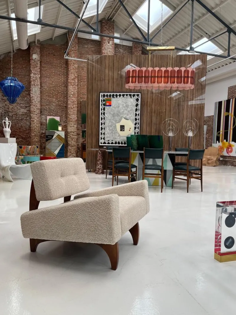 Pamono Italian Walnut Armchairs with White Bouclé Upholstery, 1980s, Set of 2> Lounge Chairs & Armchairs