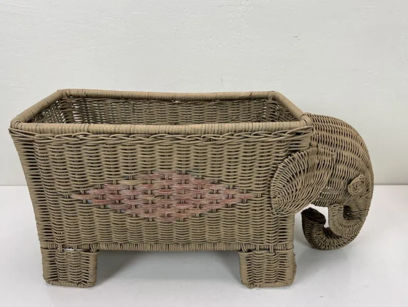 Pamono Italian Woven Rattan Elephant Planter, 1970s> Planters And Jardiniere