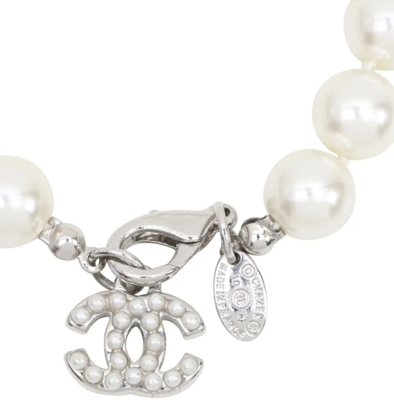 Pamono Ivory Pearl CC Charm Bracelet from Chanel, 2010s> Bracelets