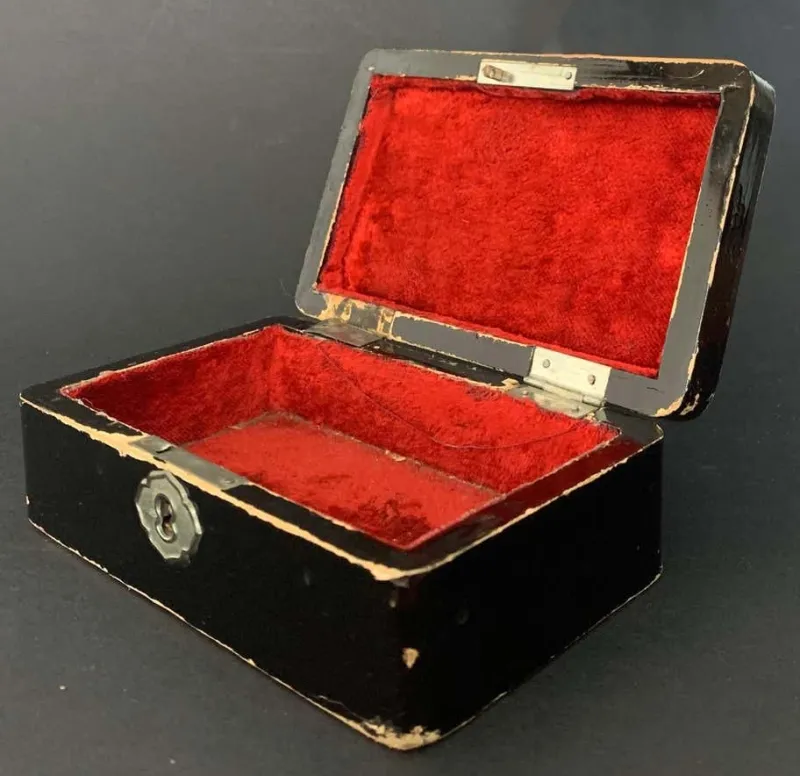 Pamono Japanese Lacquered Box with Flower> Trunks Crates & Baskets