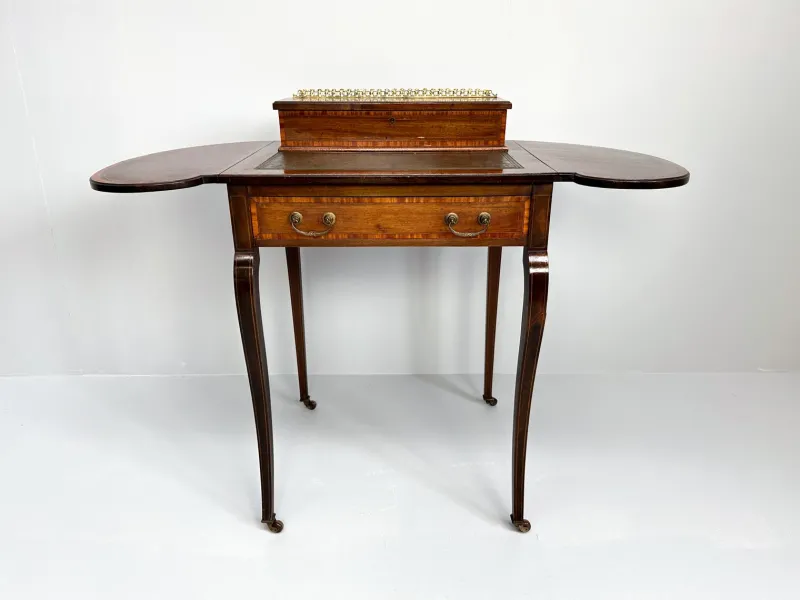 Hot Pamono Kidney-Shaped Mahogany Desk, 19th Century