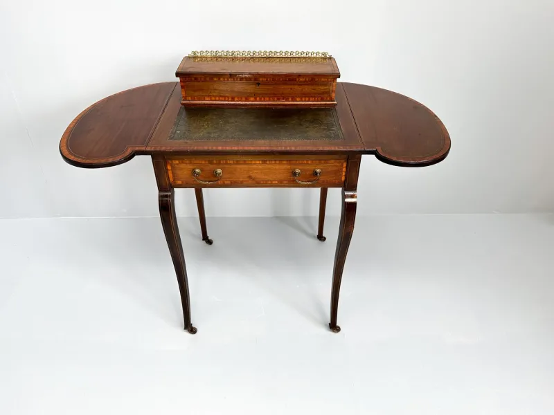 Hot Pamono Kidney-Shaped Mahogany Desk, 19th Century