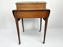 Hot Pamono Kidney-Shaped Mahogany Desk, 19th Century