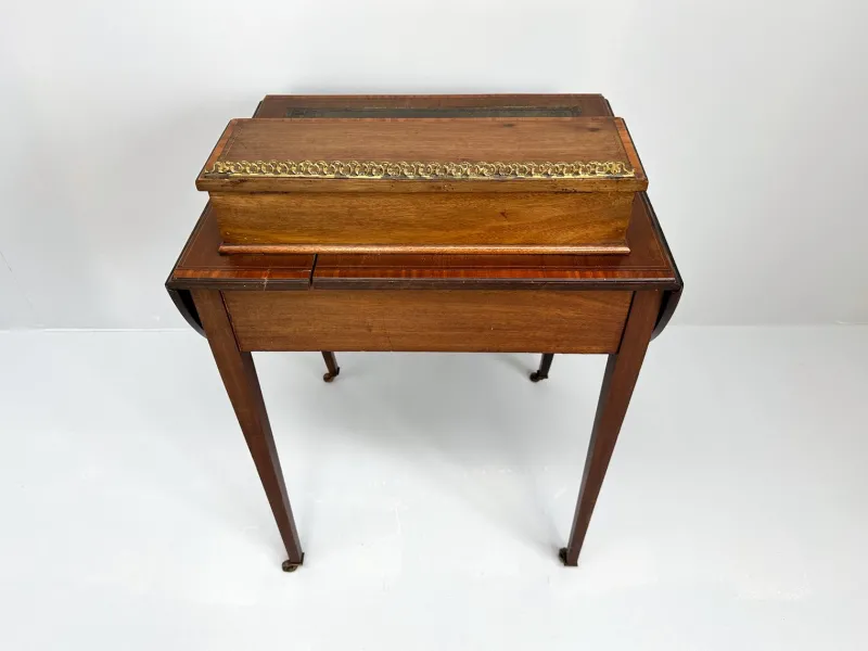 Hot Pamono Kidney-Shaped Mahogany Desk, 19th Century