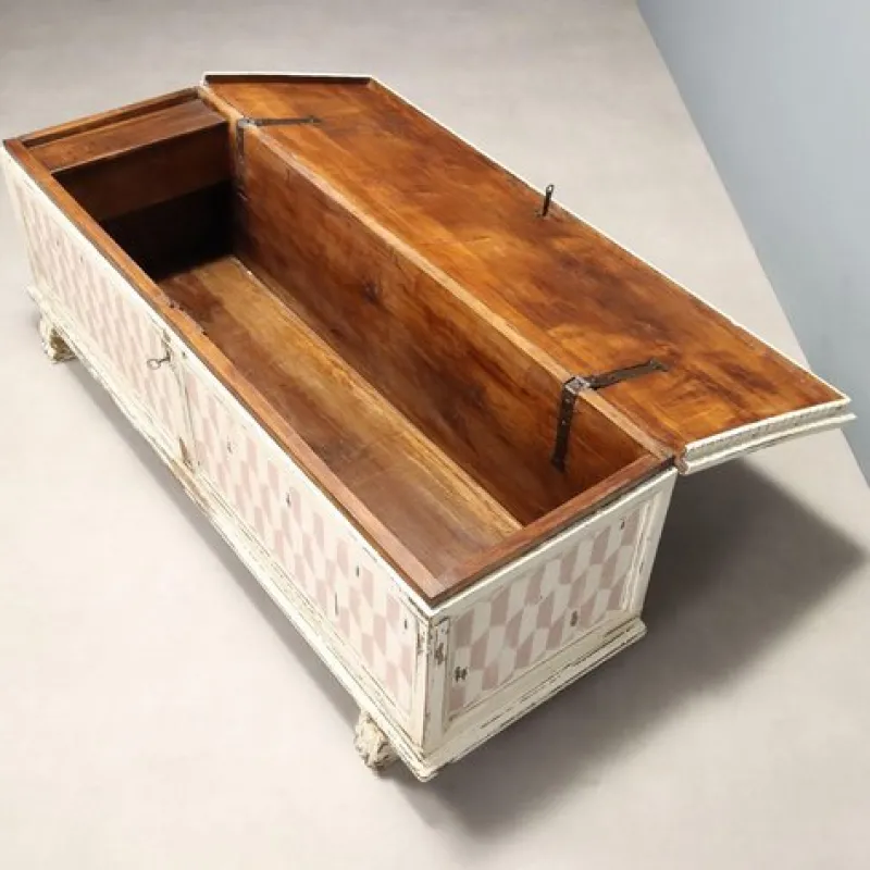 Pamono Lacquered Walnut Chest, 18th Century> Trunks Crates & Baskets