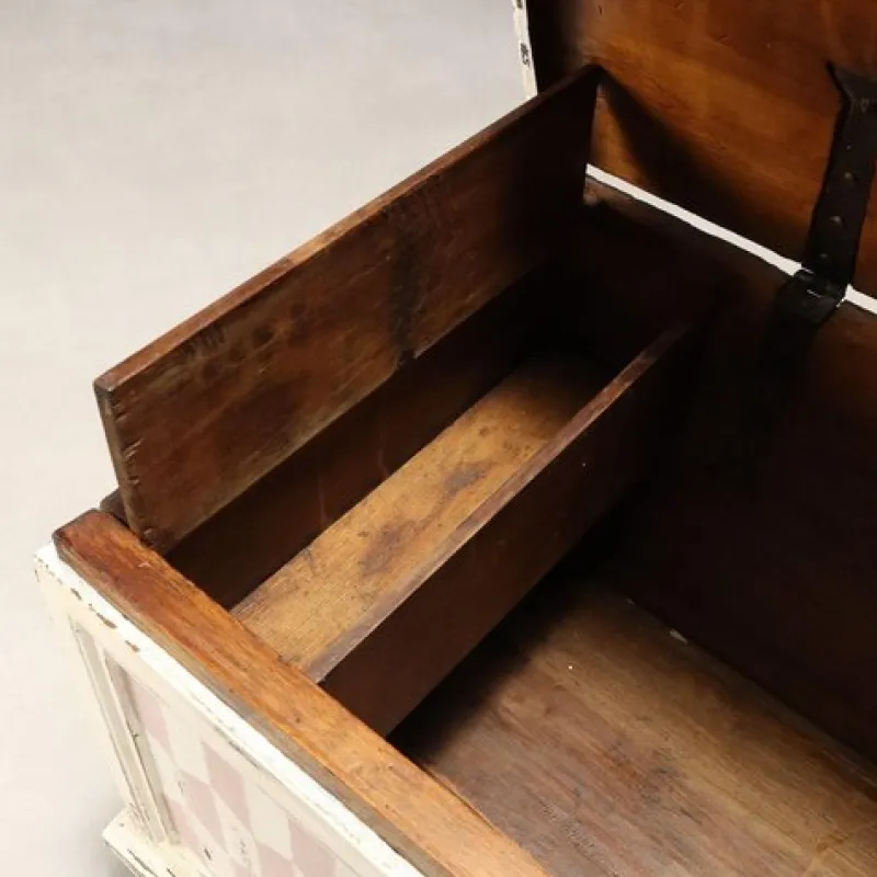 Pamono Lacquered Walnut Chest, 18th Century> Trunks Crates & Baskets