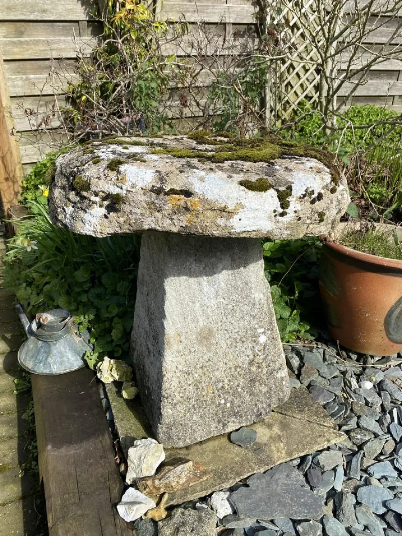 Pamono Large Antique Staddle Stone Architectural Garden Ornament, Britain, 18th Century> Garden Accessories